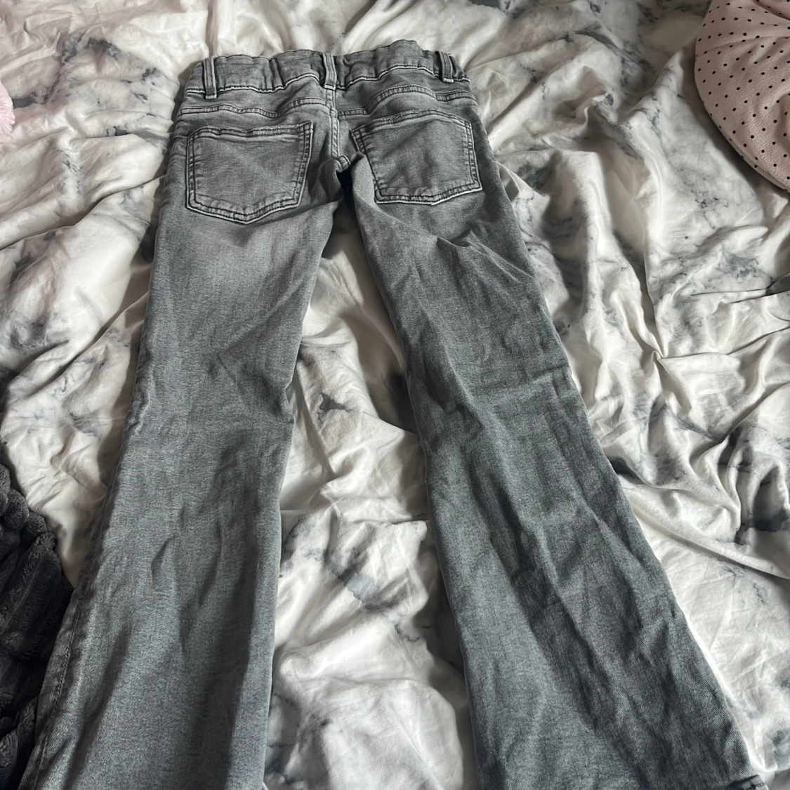 Grå bootcut jeans med fickor - 3