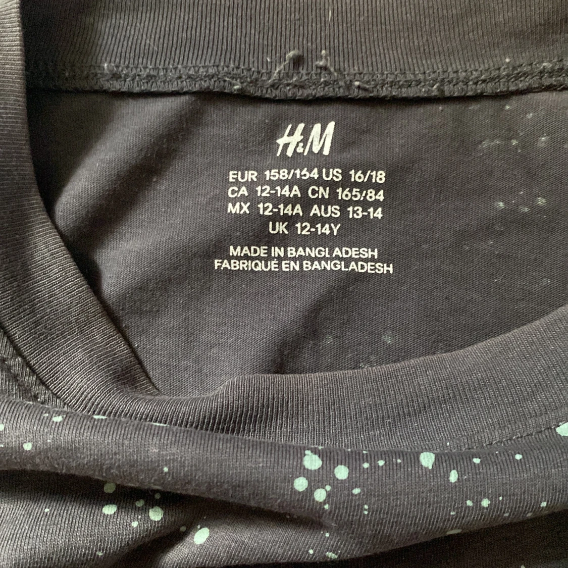 Svart t-shirt med gröna stänk från H&M - 2