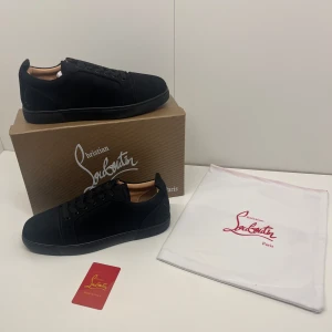 Christian louboutin skor - Ett par svarta christian louboutin skor utan spikar i storlek 43, de är helt nya och allt i bilderna kommer med. Pris kan diskuteras och skriv om du har några frågor. 