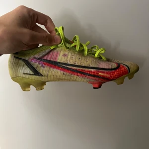 Nike Mercurial vapor elite fotbollsskor  - Hej säljer dessa i mycket fint skick   Mycket bra grepp och liv i dubbarna samt skorna. Storlek 41