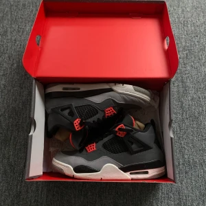 Air Jordan 4 Infrared - Köpte dessa direkt de släpptes från ”SNKRS”, använt en del och man kan självklart se lite tecken av användning, skulle själv säga 7-8/10 i skick. Hör av dig vid frågor! Pris går at diskuteras… 