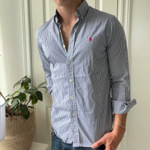 Ralph Lauren skjorta randig - Lite tunnare material som sitter väldigt najs på en. Jag är 180,75 kg och bär S. Kom med frågor! Inga defekter 🫶
