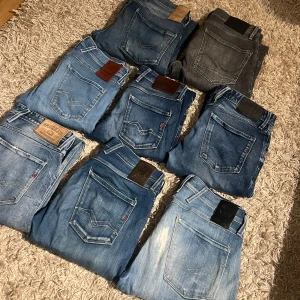 6 par slim jeans replay anbass herr bundle  - 6 par jeans till salu, 5/6 par i toppskick, 5 par replay anbass, 1 par jack and jones, w29- w33, 2099kr för alla eller prisfråga för enskilt par🙌💯 (ena paret sålda drf de finns 8 par på bilden)