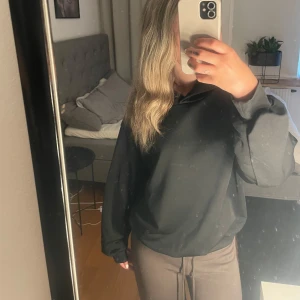 Svart sweatshirt med tryck från Shine  - Svart sweatshirt från Shein med coolt tryck på ryggen i vitt och grått.