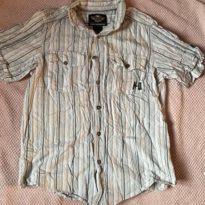 Harley Davidsson skjorta - Cool kortärmad Harley Davidsson skjorta som knappt är använd. Den är i storlek M men kan säkert passa L också!