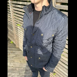 Quiltad jacka - Säljer denna stilrena jackan perfekt inför hösten🍁modellen på bilden är ca 180 cm och väger 75 kg. Tveka inte på att kontakta mig vid minsta fundering🙌