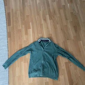 Grön kofta från Felix Hardy  - Felix Hardy grön stickad zip tröja i storlek M vill ni ha fler bilder eller om ni har några frågor är det bara att skriva!