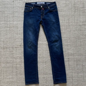 Jacob Cohen jeans - Säljer dessa feta Jacob cohen jeans i fint skick! Modellen heter Style 622. Storlek 31, men skulle säga att de passar 32 mer. Inga defekter förutom den lite slitna patchen, men den är fortfarande bra skick! (Se sista bilden). Skriv privat om du har fler frågor! :)