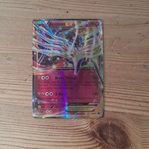 Xerneas EX - Coolt och glittrande Xerneas EX-kort för Pokémon-fans! Perfekt för dig som vill stärka din samling eller spela med en kraftfull och snygg Pokémon. Kortet har häftiga attacker och är ett måste för alla som gillar Pokémon TCG.