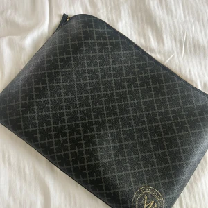 Svart datafodral från by malene Birger  - Svart malene Birger datafodral 