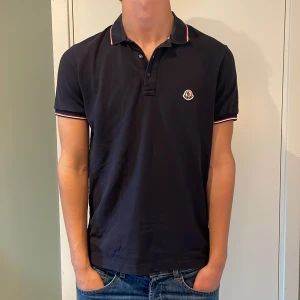 Moncler Pike M - Supersnygg marinblå moncler pike i ett mycket bra skick, använd men fortfarande fin.