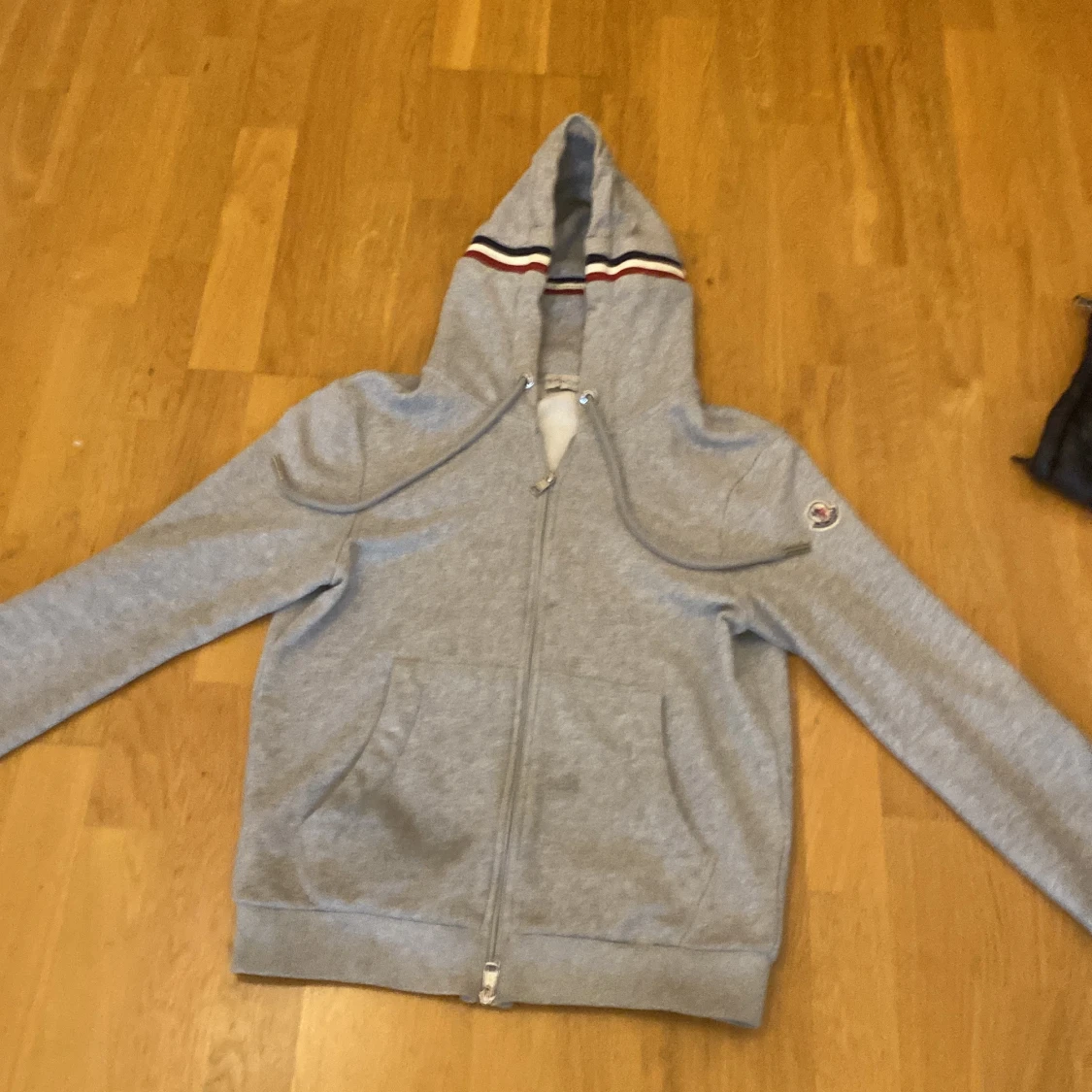 Grå Moncler hoodie med dragkedja