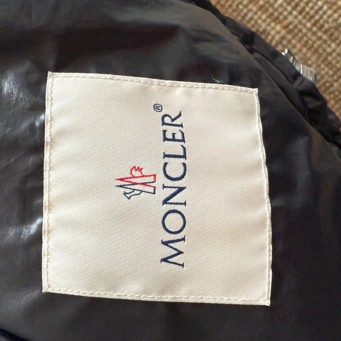 Svart Moncler dunjacka med huva - 4