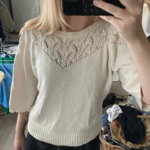 Vit stickad topp från Saint Tropez - Supersöt vit stickad topp från Saint Tropez med korta ärmar och snyggt hålmönster upptill. Skriv för frågor eller prisförslag🩷