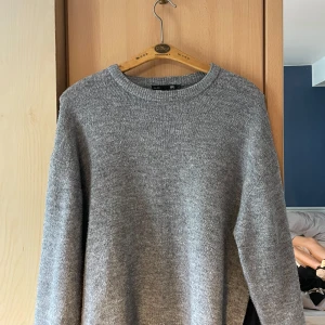 Stickad tröja  - Jättemysig stickad tröja från lager 157. Har använt mycket förut kan därför vara lite nopprig. Säljer då den inte passar mig. Perfekt för hösten 🍂