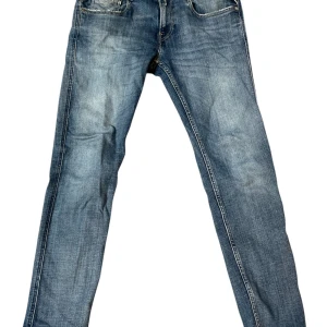 Blå Replay jeans straight fit 29/30 - Snygga blå jeans från Replay med klassisk femficksdesign och raka ben. 29/30🙌. Jeansen har en lätt tvättad look och är tillverkade i slitstarkt bomullsjeansmaterial. Perfekta för dig som gillar en tidlös och avslappnad stil.😁 7/10🫶🏻.  Den ända deflekten är en liten fläck på baksida lår och därav priset