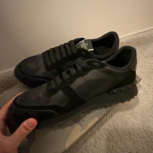 Valentino Rockrunners  - Säljer ett par svarta valentino Rockrunners då de inte kommer till användning. Skorna är stilrena och enkla att matcha. Perfect för dig med mörkare stil. Skriv vid minsta fråga eller undran.