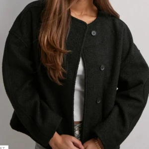 Mjuk teddykappa, nyskick! - Mjuk svart teddykappa från Nelly i storlek S, oversized, nyskick! Nypris 400.