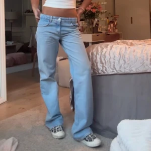 Blå Baggy Jeans - Hej! Säljer dessa as snygga blå baggy jeansen ifrån Zara då dom helt enkelt inte kommer till användning. Jeansen är helt i nyskick (endast testade på en gång) och har därav inga defekter. Verkligen supersnygga till en tajtare topp och om man vill se brun & fräsch ut! Jeansen ser lite mörkare ut pga dåligt ljus på dom två sista bilderna men det är samma jeans som på dom tre första bilderna! Om du skulle ha några funderingar är det bara att höra av dig, annars går det superbra att trycka på ”köp”.
