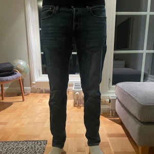 Replay Hyperflex Grover jeans blå - Säljer ett par Replay Hyperflex Grover jeans i klassisk blå tvätt, Rak/slim passform. Nypris 1800