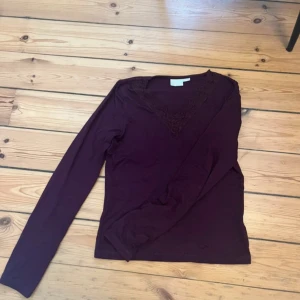 Röd spets tröja - Röd spets tröja från gina tricot