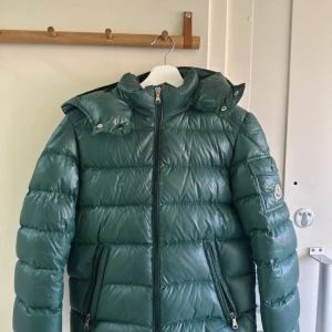 Moncler Maya jacka till salu  - Tjena, säljer en as fet moncler maya jacka som är super nu när vintern närmar sig! Den är i storlek Xs/S och är 10/10 skick. Kvitto finns men visas endast vid seriösa köp. Ifall du är en av de hör av dig. Mitt pris är 4500 nypris är 17000 Hör av er vid frågor. Priset kan diskuteras 🤝