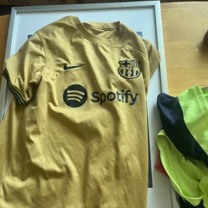 Barcelona fotbollströja - BARCELONA TRÖJA. STORLEK M. EJ ORGINAL.