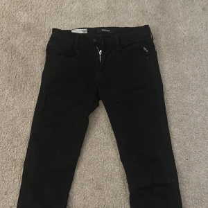 Replay jeans slimfit svarta - Säljer ett par repost jeans använda 1 gång i slimfit storlek 30.