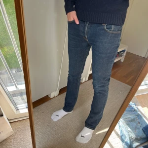 Nudie jeans grim tim - Tja! Säljer detta schyssta paret jeans från Nudie!| Modell: Grim Tim| Nypria 1600kr, mitt pris 399kr!| Vid minsta fråga tveka inte att kontakta mig!|// Nils Obs!- Storlek 33/32, men passar 31/32!