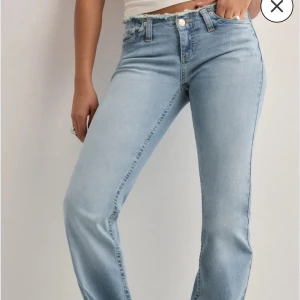 Nelly jeans - Säljer ett par ljusblå Nelly jeans som är superlowaist och bootcut. Jeansen är helt nya endast testad. Säljer pgr av att jag rensar garderoben. Skriv för egna bilder. Pris kan diskuteras❤️nypris 699kr