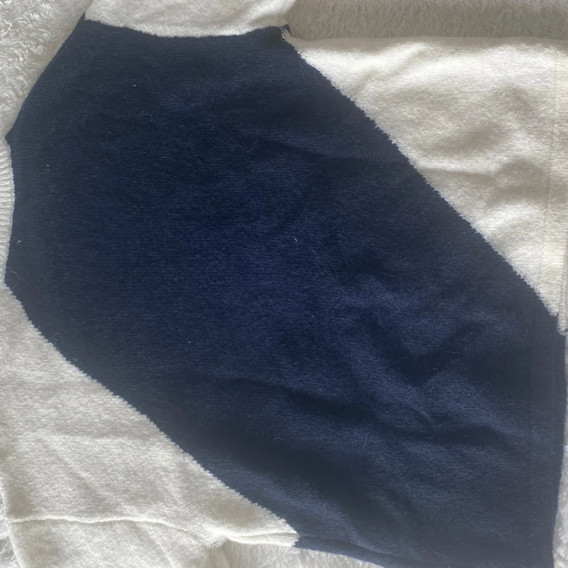 Blåvit stickad tröja med mönster - 2