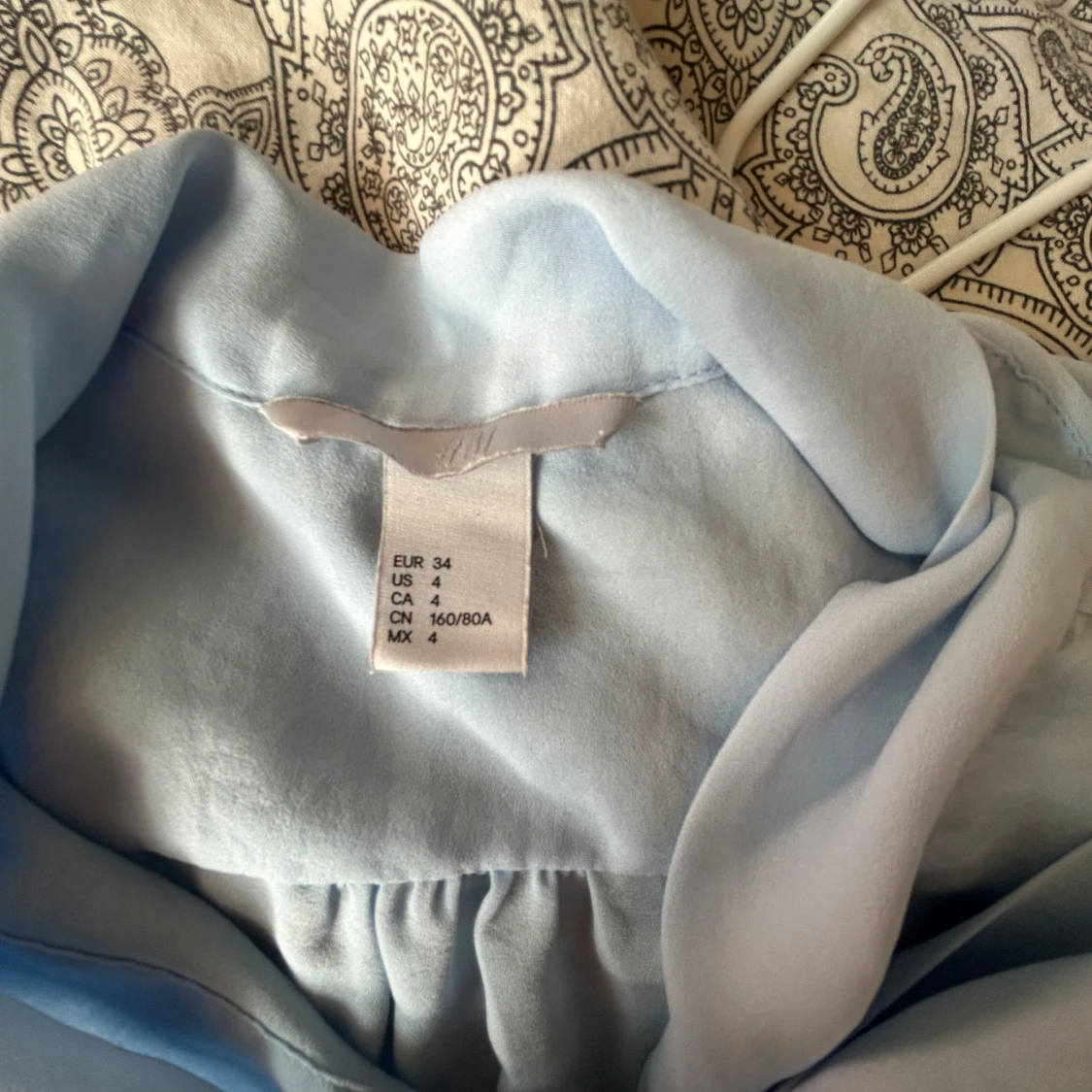 Ljusblå blus med knyt från H&M - 1