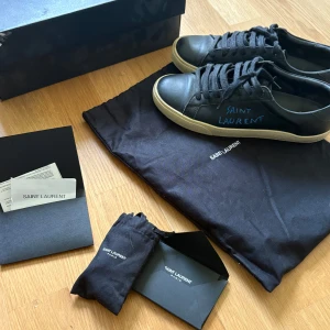  Saint Laurent skor - Sjukt snygga svarta saint Laurent skor. Köpta vestiere collective (äkta) låda, kvitto, dustbag, skosnören ingår! Skriv vid minsta fråga🙌 skicka gjärna prisförslag eller använd köp nu