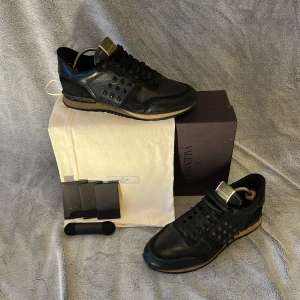 Valentino rockrunner - Feta valentino rockrunners🔥Allt dunderskick förutom att bak på insidan av skon har lite material släppt🤏Storlek 40 men passar upp till 41 ⬆️Box, 2 dustbags, extra skosnören, 2 extra nitar, 2 andvänds manualer och kvitto medföljer. Postar innom 24 timmar 💨