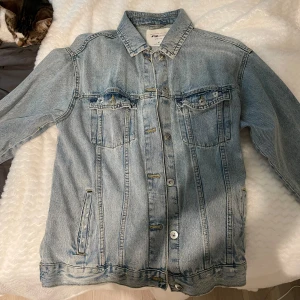 Jeansjacka  - Snygg jeansjacka från newyorker i storlek m. Använd mycket men inga defekter! 🩵🩵
