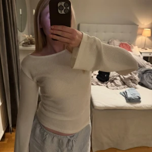 Finstickad topp från Nelly - Säljer den populära toppen från Nelly som är slutsåld i denna färgen. Toppen är i stolek Xs, skulle säga att den även passar en S person. Jag säljer den då jag inte riktigt trivs i den och därför kommer den inte till användning. Hör gärna av dig vid frågor💗