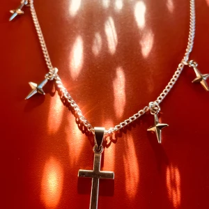 By prisförslag- kors 45 cm längd halsband  - Halsband med flera symboler 45 cm. 