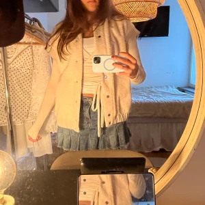 Beige teddyväst med knappar - Säljer en beige fleeceväst med avslappnad passform och tryckknappar framtill🧸🧸