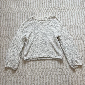 Vit stickad tröja från H&M Divided XS - Supermysig vit stickad tröja från H&M Divided i storlek XS (men passar mig som har M) Tröjan har en fluffig struktur, rund hals och långa ärmar. Den är lite sliten (se sista bilden) men annars i ganska bra skick!