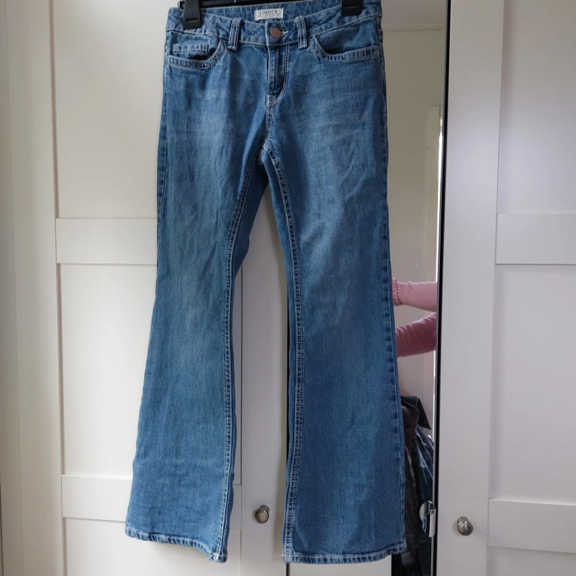 Blå bootcut jeans från Lindex