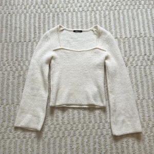Vit ribbstickad tröja från Gina Tricot - Superfin vit ribbstickad tröja från Gina Tricot med fyrkantig ringning och långa ärmar. Tröjan har en lätt croppad passform och är gjord i ett mjukt stickat material💓endast använd en gång!!