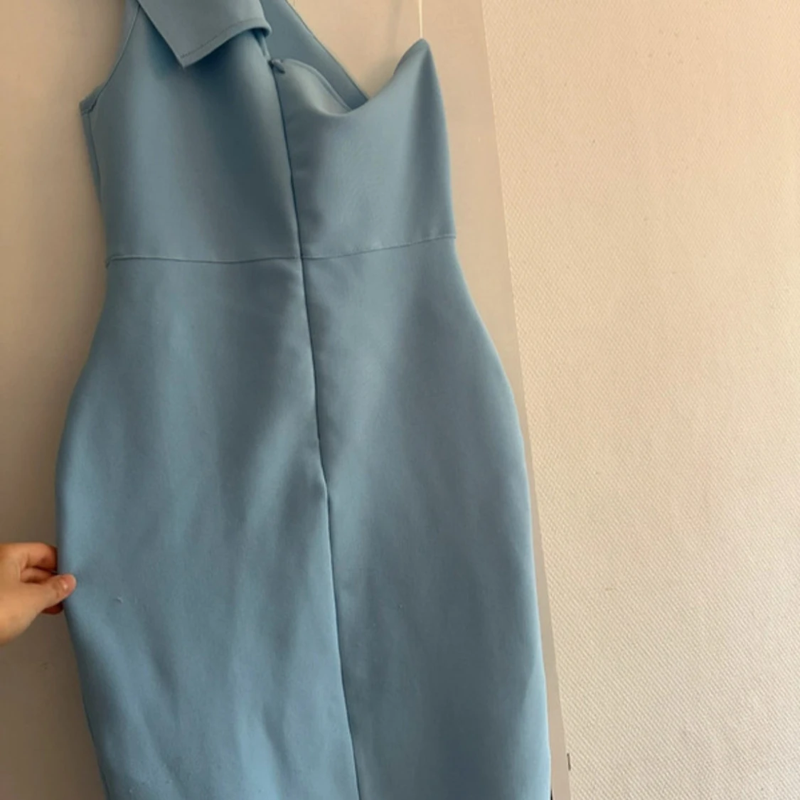 Ljusblå oneshoulder klänning med slits - 2