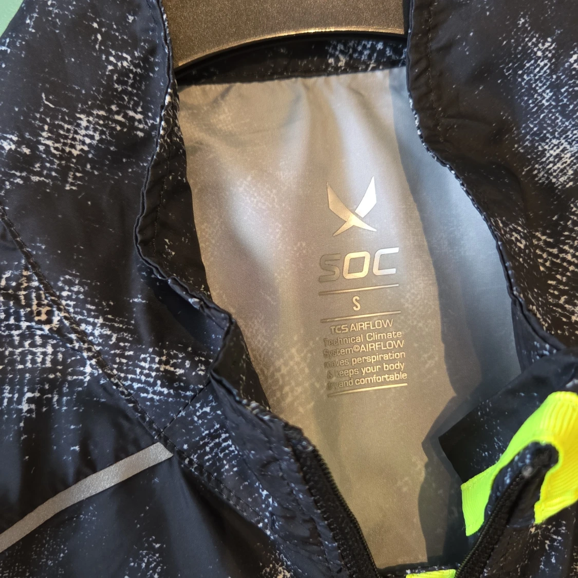 Svart vindjacka SOC med mönster - 2