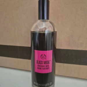 Black Musk Fragrance Mist  - Black Musk Fragrance Mist från The Body Shop i en stilren, genomskinlig glasflaska med genomskinlig vätska och svart lock samt etikett. Sträcker mig inte efter denna doften längre. Skulle gissa på att det är 90ml kvar i flaskan. Doften är mörk, myskig och söt, perfekt för dig som gillar djupa och sensuella toner. Nypris är 225kr