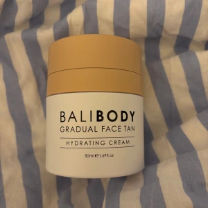 Bali Body Gradual Face Tan Cream - Bali Body Gradual Face Tan Hydrating Cream 50 ml. Ger en naturlig solkysst ton samtidigt som den återfuktar huden. Perfekt för dig som vill ha glow och jämn hudton. Smidig pumpfunktion för enkel applicering. Enbart testad 1 gång, ytan där produkten pumpas ut rengjordes direkt efteråt!🍯