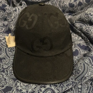Gucci keps - Säljer den pga har 5 kepsar och använder inte dom längre den är nästan helt ny, inga fel alls på den