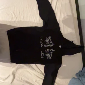 Svart hoodie med tryck från BVALDI - Svart hoodie med coolt vitt tryck och grafiska motiv på bröstet. Klassisk huva och långärmad modell, perfekt för en avslappnad grisch-look. Mjuk och bekväm, passar dig som gillar stilrena plagg med edge. Har använt tröjan 2 gånger sedan den är köpt så in princip helt ny och har inga defekter. Pris ej hugget i sten.