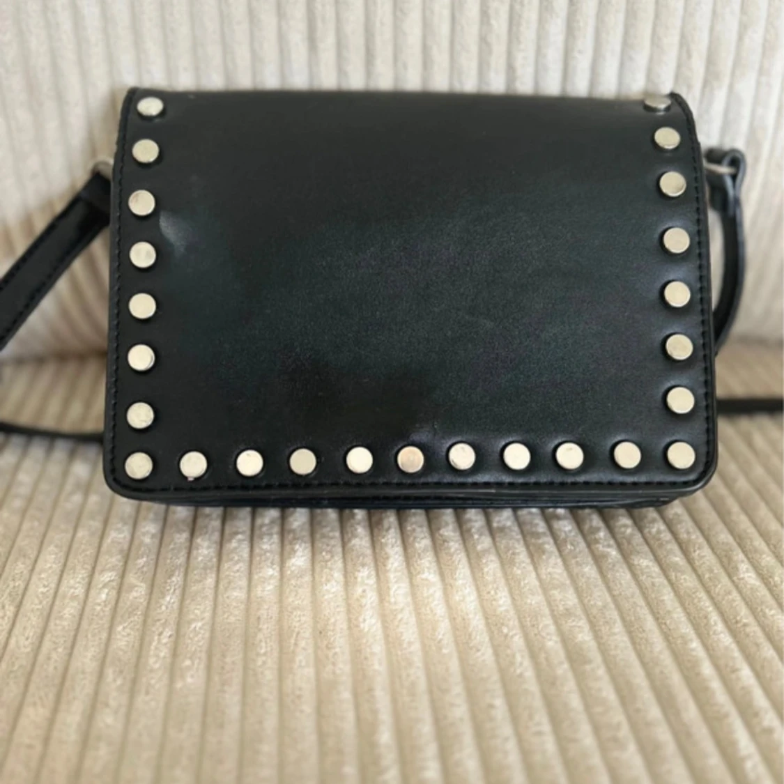 Svart axelväska med nitar från Don Donna