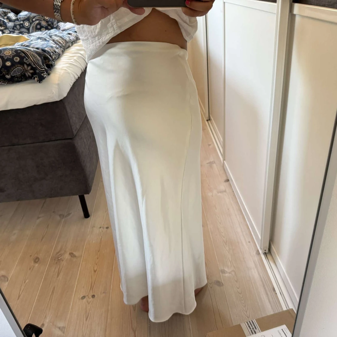 Vit långkjol i satin-look - 1