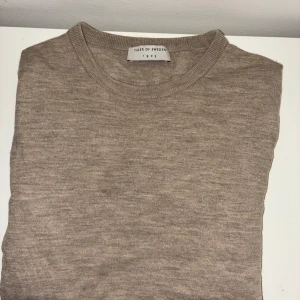  stickad tröja Tiger of Sweden - Säljer beige stickad tröja från Tiger of Sweden. Storlek M men liten i storleken så passar även S. Det är bara att skriva vid frågor och funderingar 
